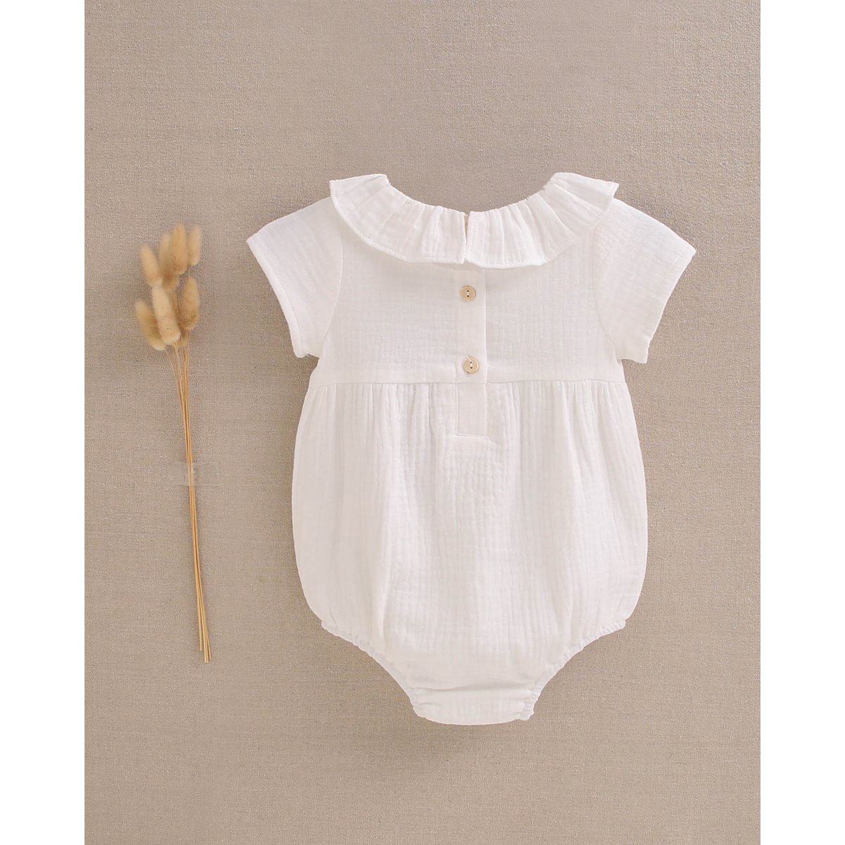 Weißer Chiffon-Baby-Strampler der weißen Baby Jungen mit Rüschenkragen M92-21510134