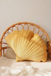 Samt-Ginkgoblatt-Kissen „Honig“.