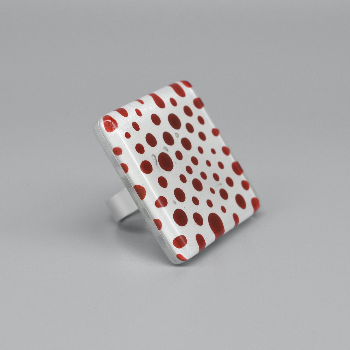 Oversized polka dot ring rood en wit, verstelbare maat