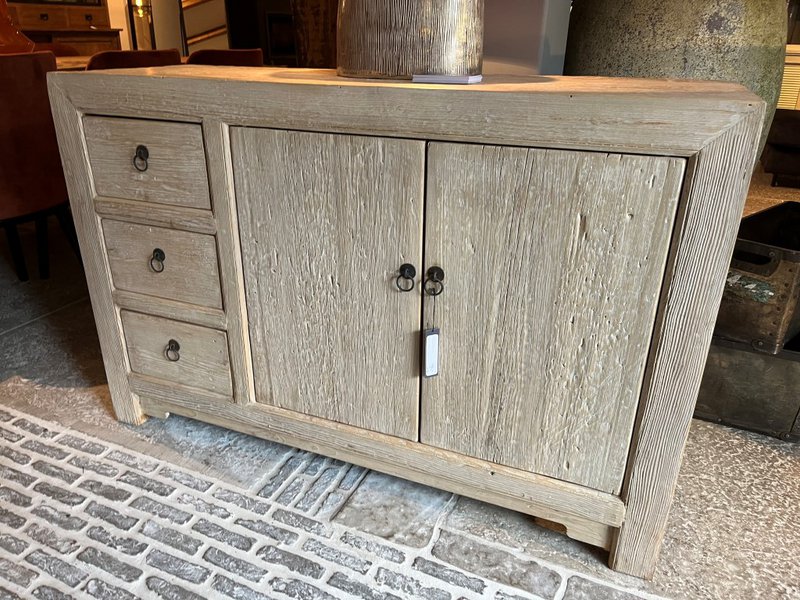 DRESSER.PRAGUE