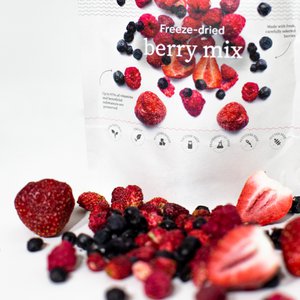 Gefriergetrocknete Beerenmischung (hergestellt aus wilden, frischen Wald- und lokal angebauten Beeren)