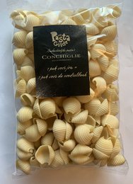 "Shell-shaped pasta, conchiglie, 250g, golden tan color, gift packaging, Italian food product"