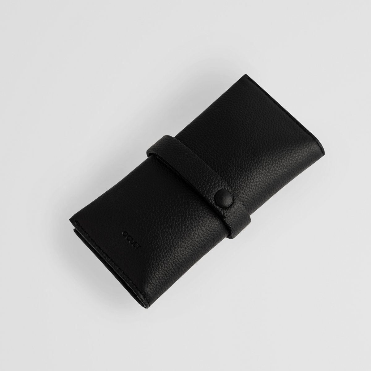 Minimalistyczne czarne skórzane etui na zegarek. Skórzane etui na zegarki.