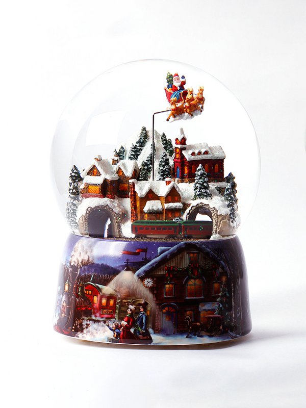 Kæmpe musikalsk sneglob "The Christmas Village" med et lille tog, julemandens slæde trukket af hans rensdyr og blandingen