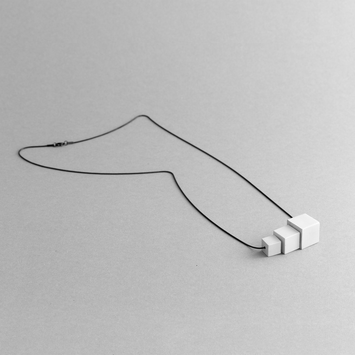 MODULOTRE – Zeitgenössische Minimal-Halskette