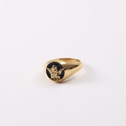 Kiki - Carved Angel Baby Black Emalje Signet Ring