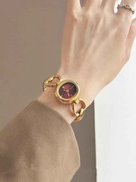 Herald – Damen-Quarzuhr im Vintage-Stil in Burgunderrot mit ovalem Gehäuse
