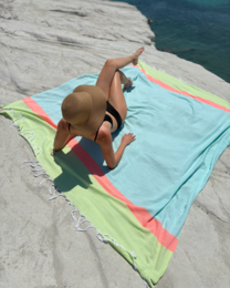 TOWEL TO GO NEON XXL Strandtuch aus recycelter Baumwolle 200x200 cm | Schnell trocknend | Grün / Blau | mit Geschenkbox
