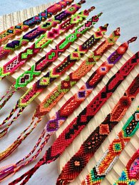 Gewebte Makramee-Armbänder / Packung mit 15 Stück
