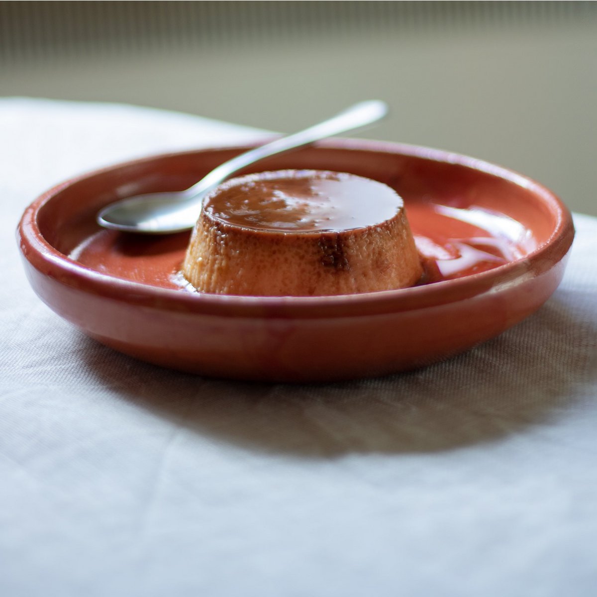 Platos de barro amarillos