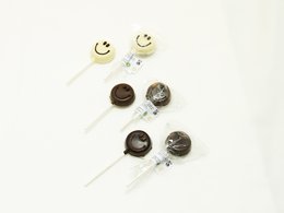 Crunchy organic white chocolate lollipops in a box of 30 units.
