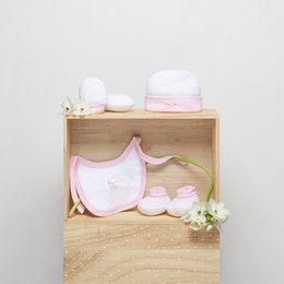 SET 4 STUKS (MUTS+HANDSCHOENEN+SLABBER+SOKKEN) VOOR NIEUWBORGEN (0-6 MAANDEN) - 100% KATOEN - MOD. ROZE