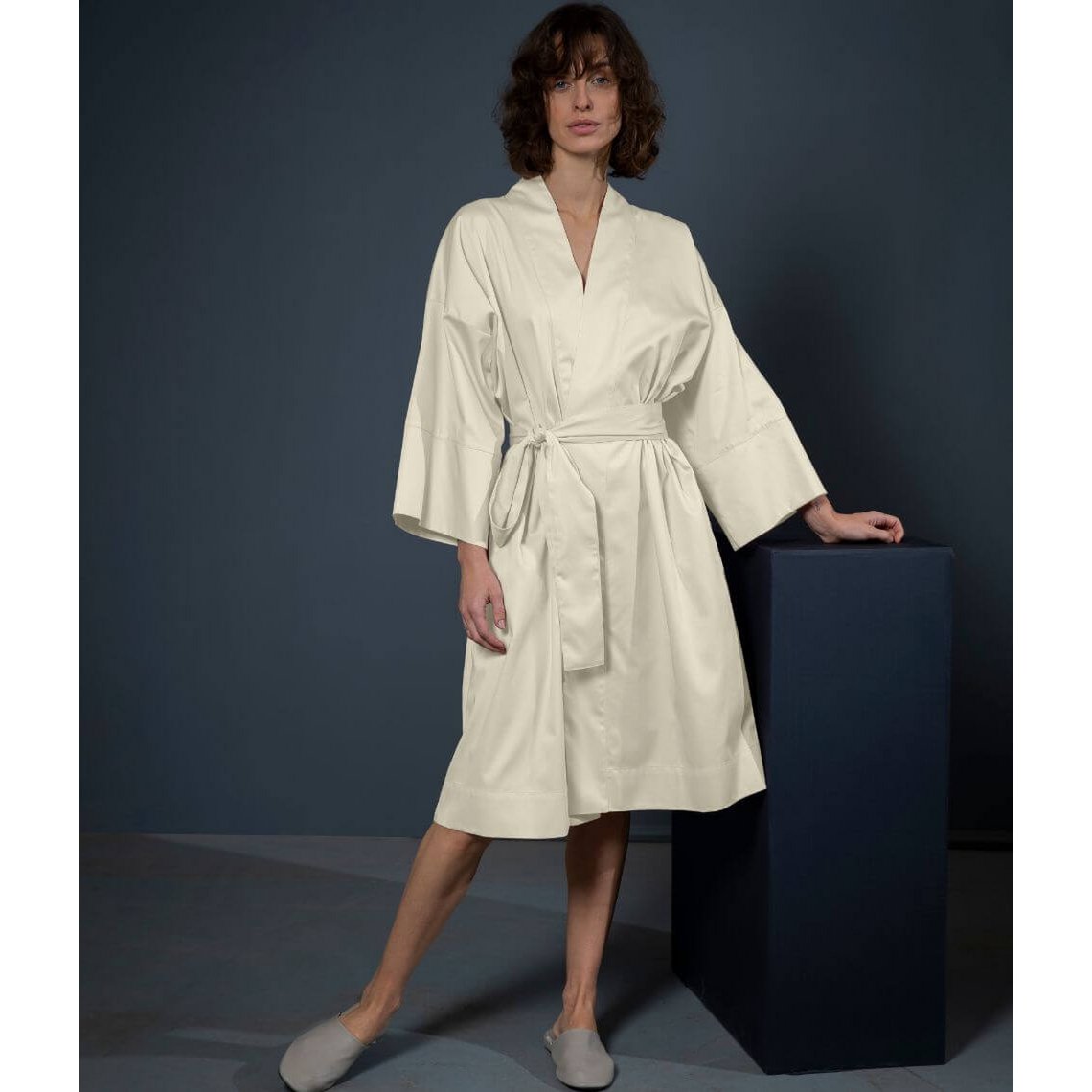Albornoz tipo kimono de satén Blanco antiguo liso