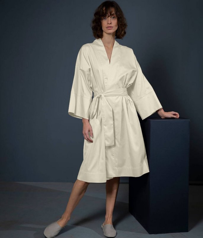 Albornoz tipo kimono de satén Blanco antiguo liso