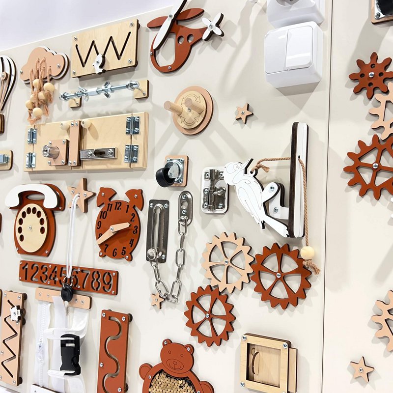 Conseil animé mural - Panneau d'activité en bois Montessori