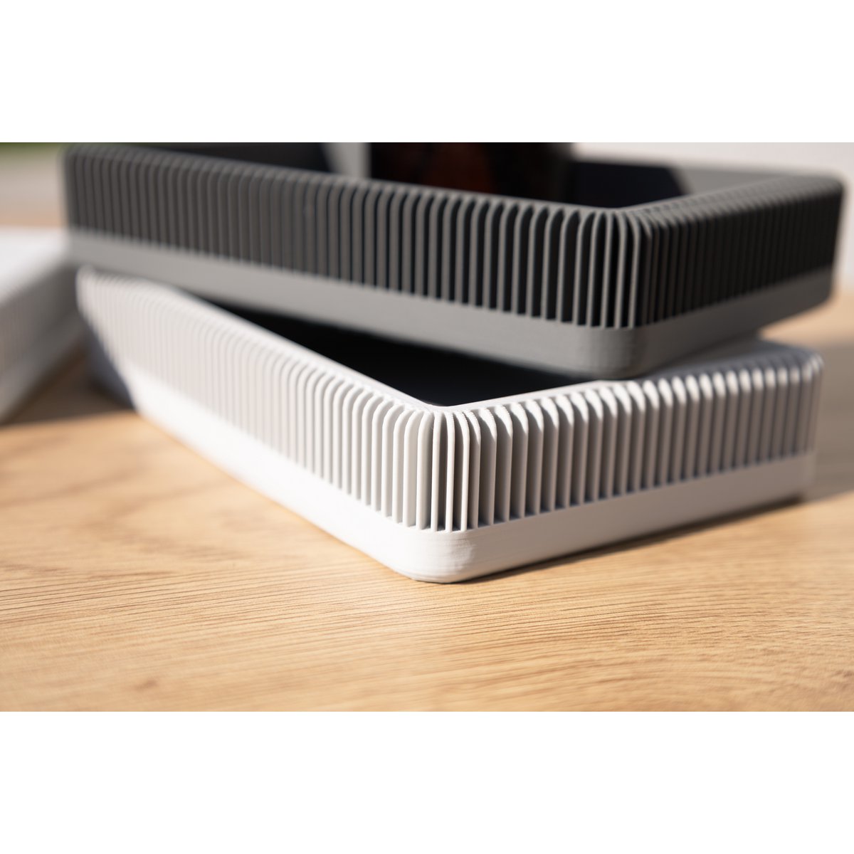 Schlanke, rechteckige Tabletts in kühlen Farbtönen – modernes geripptes Design, perfekt für den Schreibtisch, den Eingangsbereich, den Couchtisch oder die Organisation zu Hause