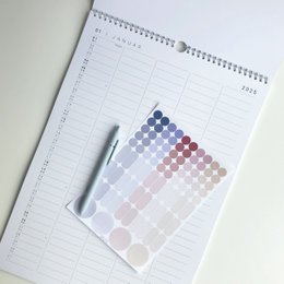 Familiekalender med selvklæbende prikker - 2027
