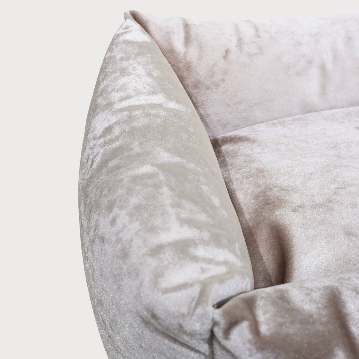 Luxus-Hundebett SAPPHIRE – Skulpturaler Marmorsamt, orthopädische Unterstützung, handgefertigt in Europa
