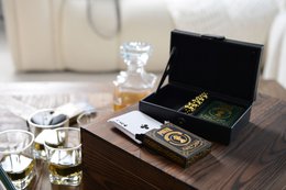 2 giochi di poker e 5 brief di dadi dorati in pelle faux nera