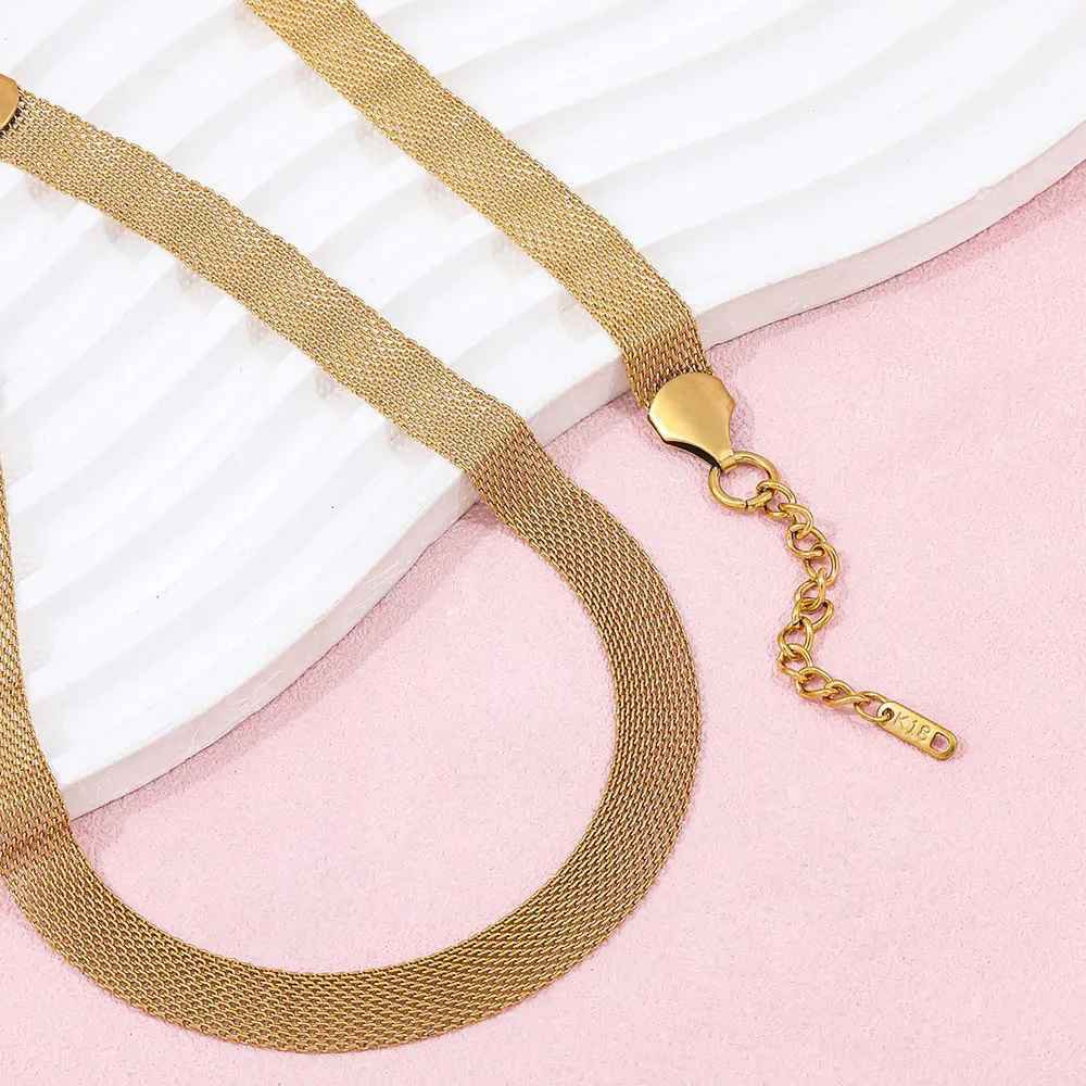 Cezary – Breite goldene Mesh-Halskette