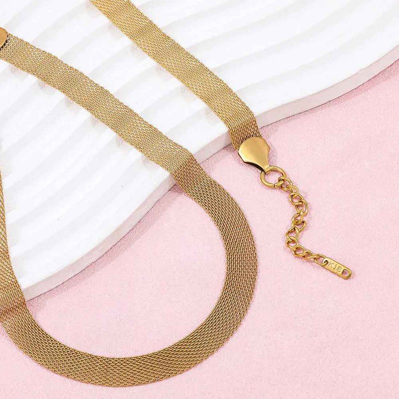 Cezary – Breite goldene Mesh-Halskette