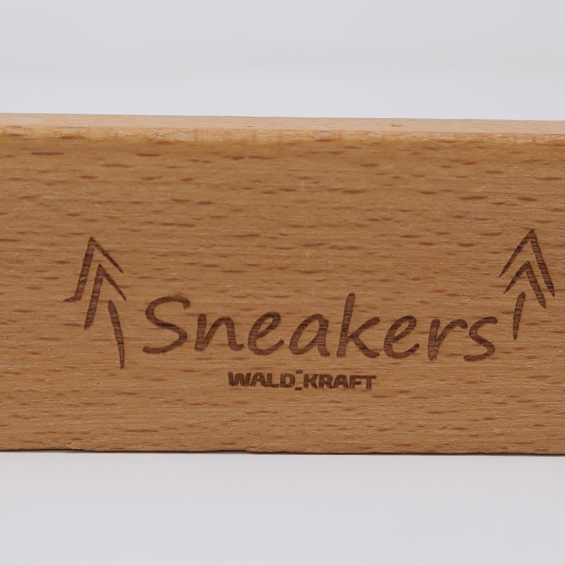 Sneaker brush with dark bristles