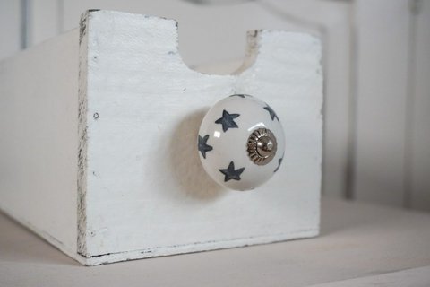 Weißer Möbelknopf mit grauen Sternen 4 cm Isabelle Rose