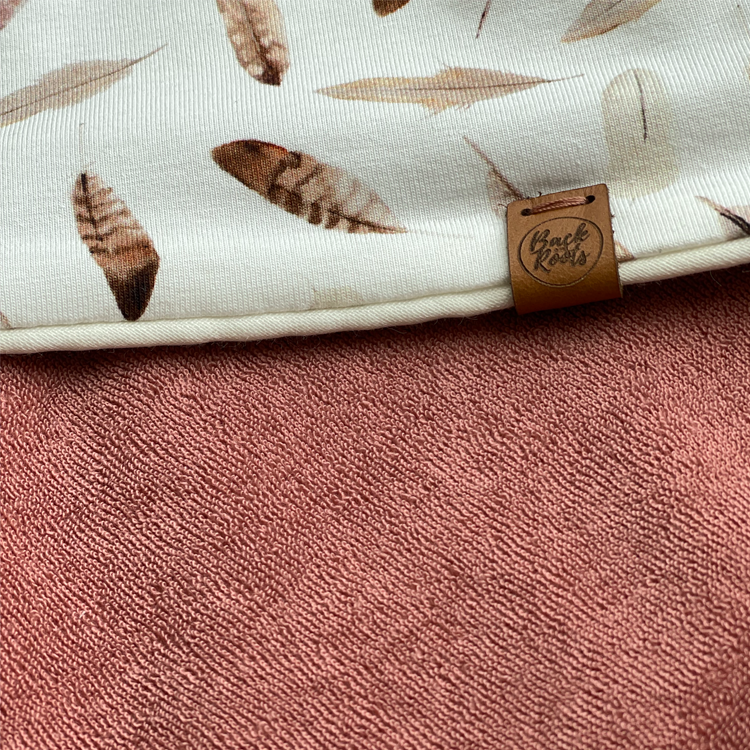 Tissu éponge enveloppant de plumes