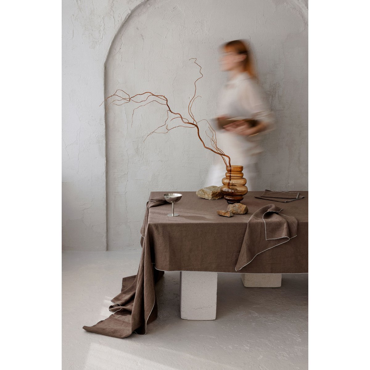 Linned dug med kontrastdetaljer Stone & Cacao Brown -330x145cm