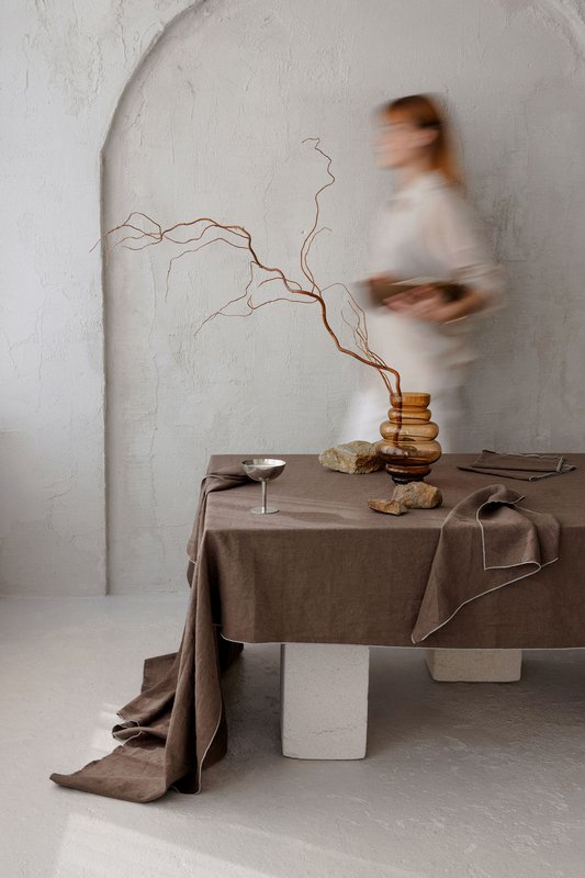 Linned dug med kontrastdetaljer Stone & Cacao Brown -330x145cm