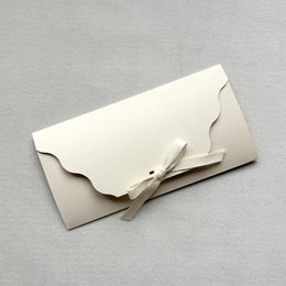  Beige gift box with magnetic closure, heart-shaped gold foil detail, suitable for packaging money gifts or vouchers.