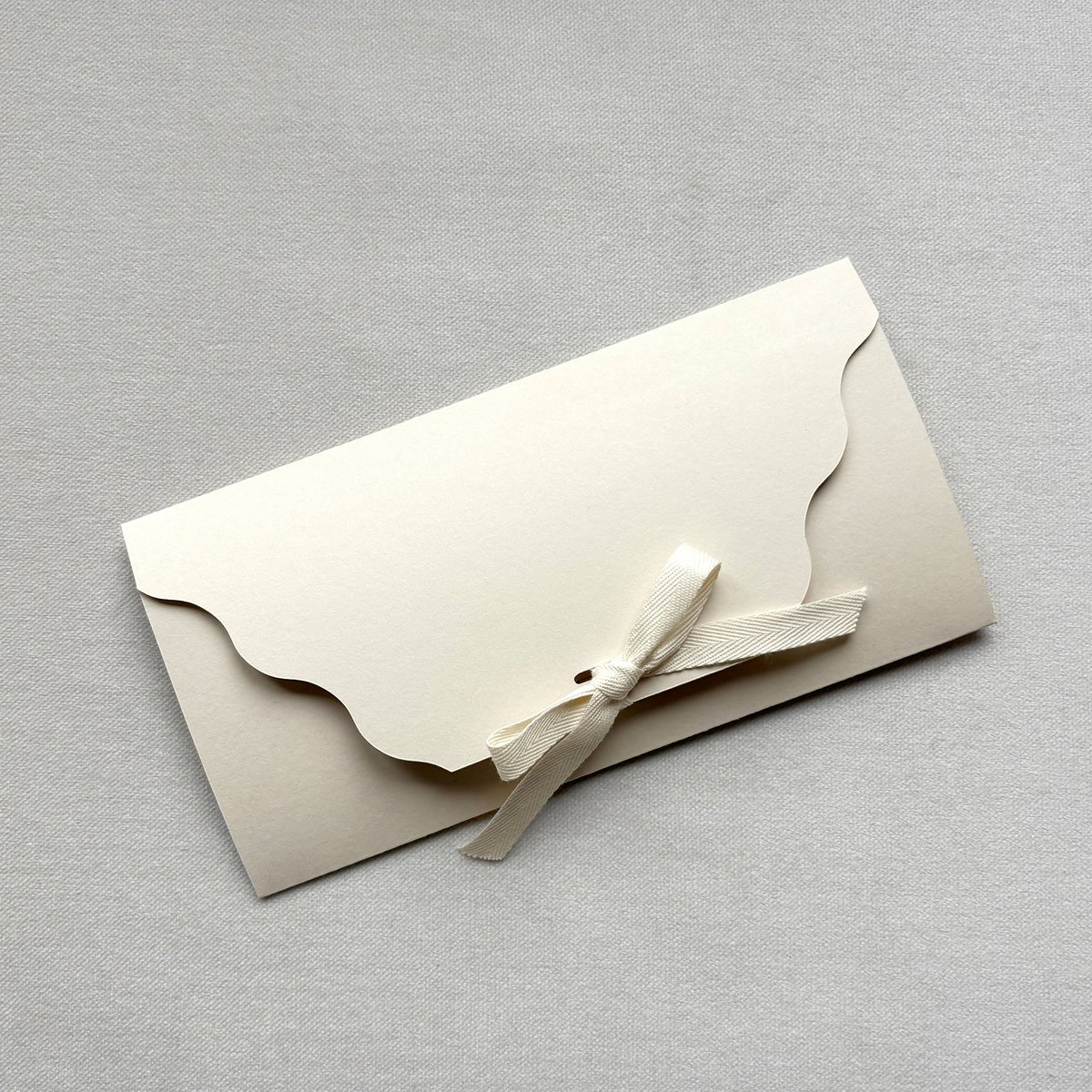 Geschenkverpackung, Gutscheinverpackung, Geldgeschenk, Konzertkarten, Umschlag SAND mit Wellenschnitt und Naturband (VE = 5 Stück) 