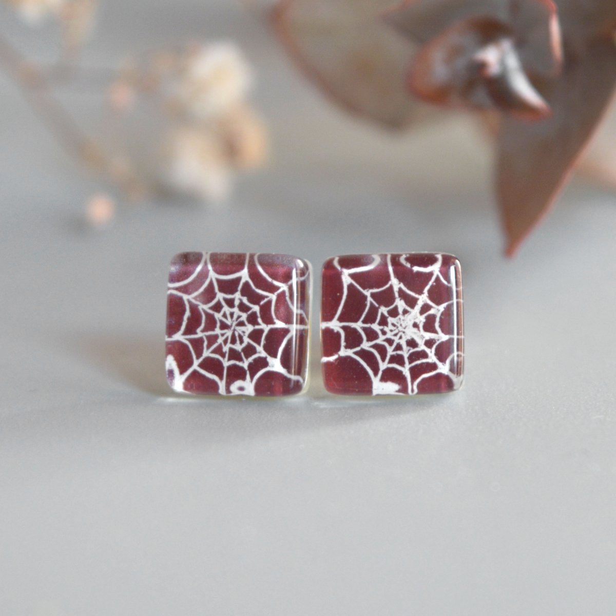 Boucles d'oreilles uniques en toile d'araignée, Couleur violet foncé, Verre recyclé et argent sterling