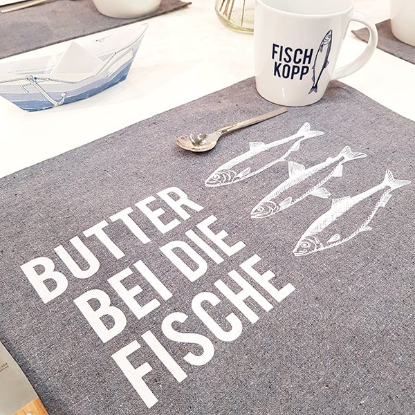 Dækkeserviet smør ved fisken