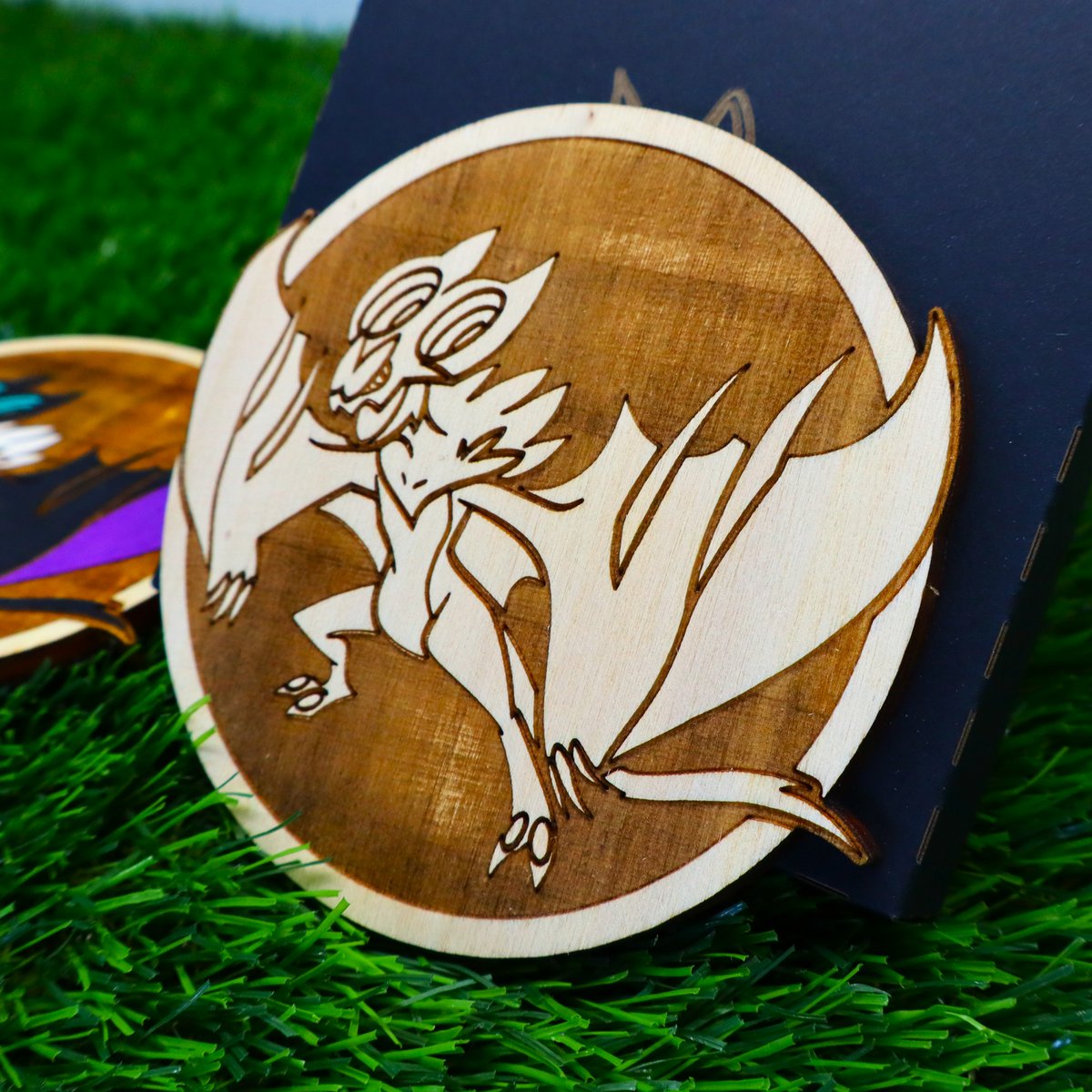 Hölzerne farbenfrohe Pokémon -Untersetzer, Noivern, Geek Dekor, Nerd Room Anime Fan Geschenke Hauswarming