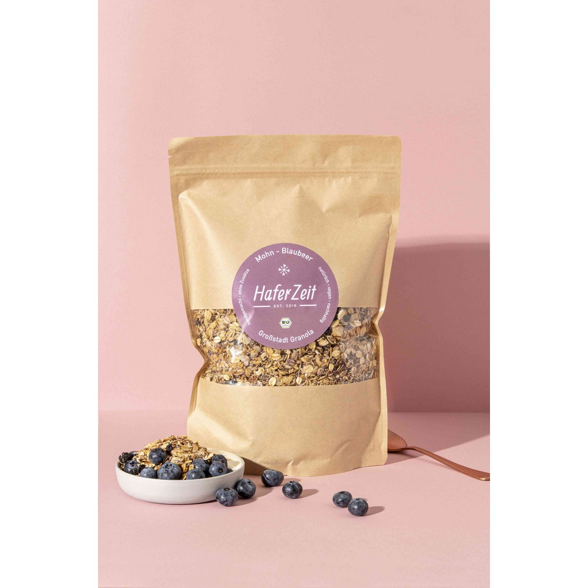 Biologische granola van maanzaad en bosbessen