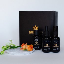 Organic skincare gift set containing three toner bottles in a black gift box with gold logo. The set includes natural ingredients and is suitable for various skin types.