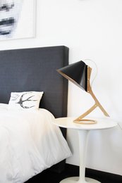 SILENCE Tischlampe aus Upcycling-Leder
