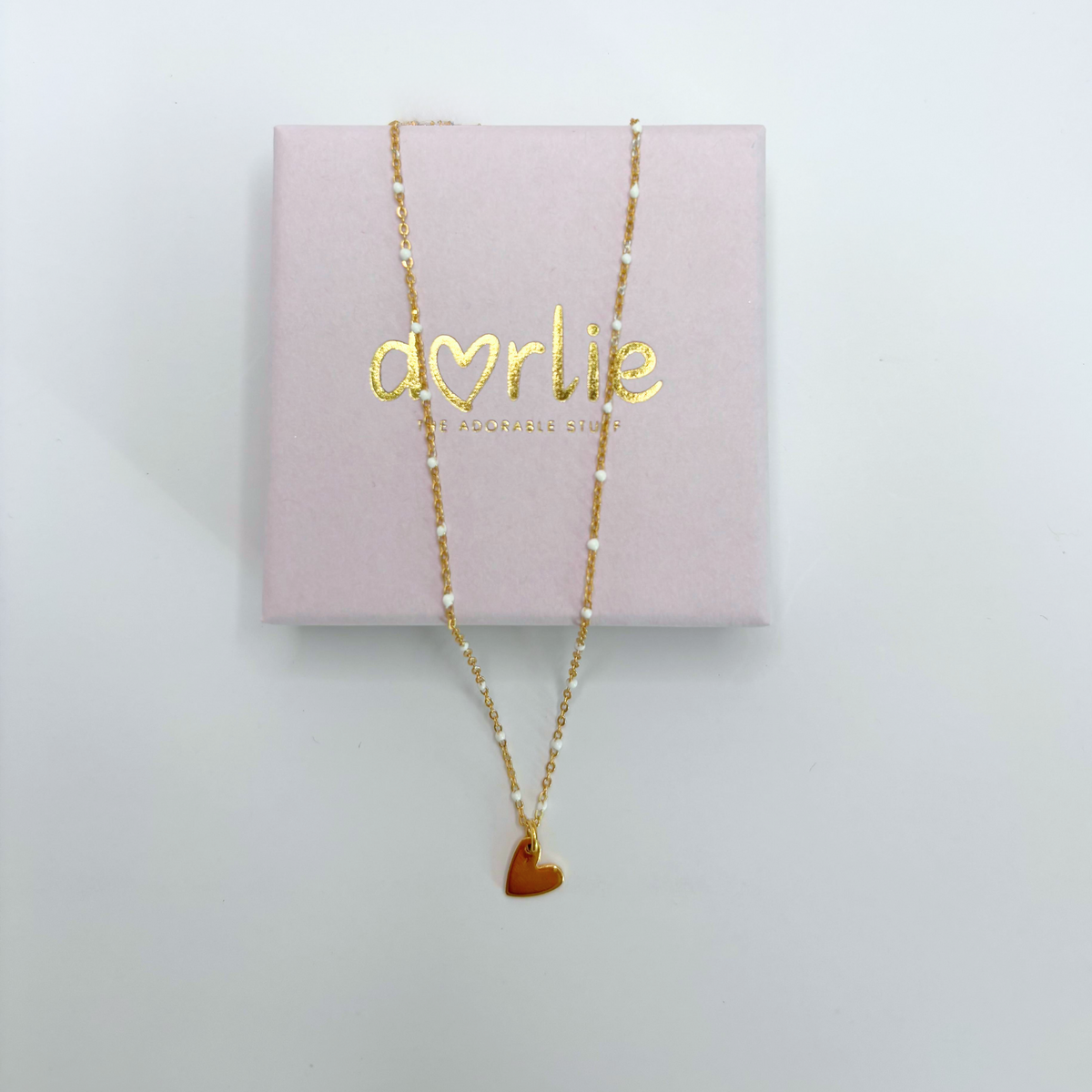 Collana in oro con perline smaltate bianche