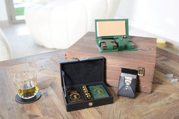 2 giochi di poker e 5 brief di dadi dorati in pelle faux nera