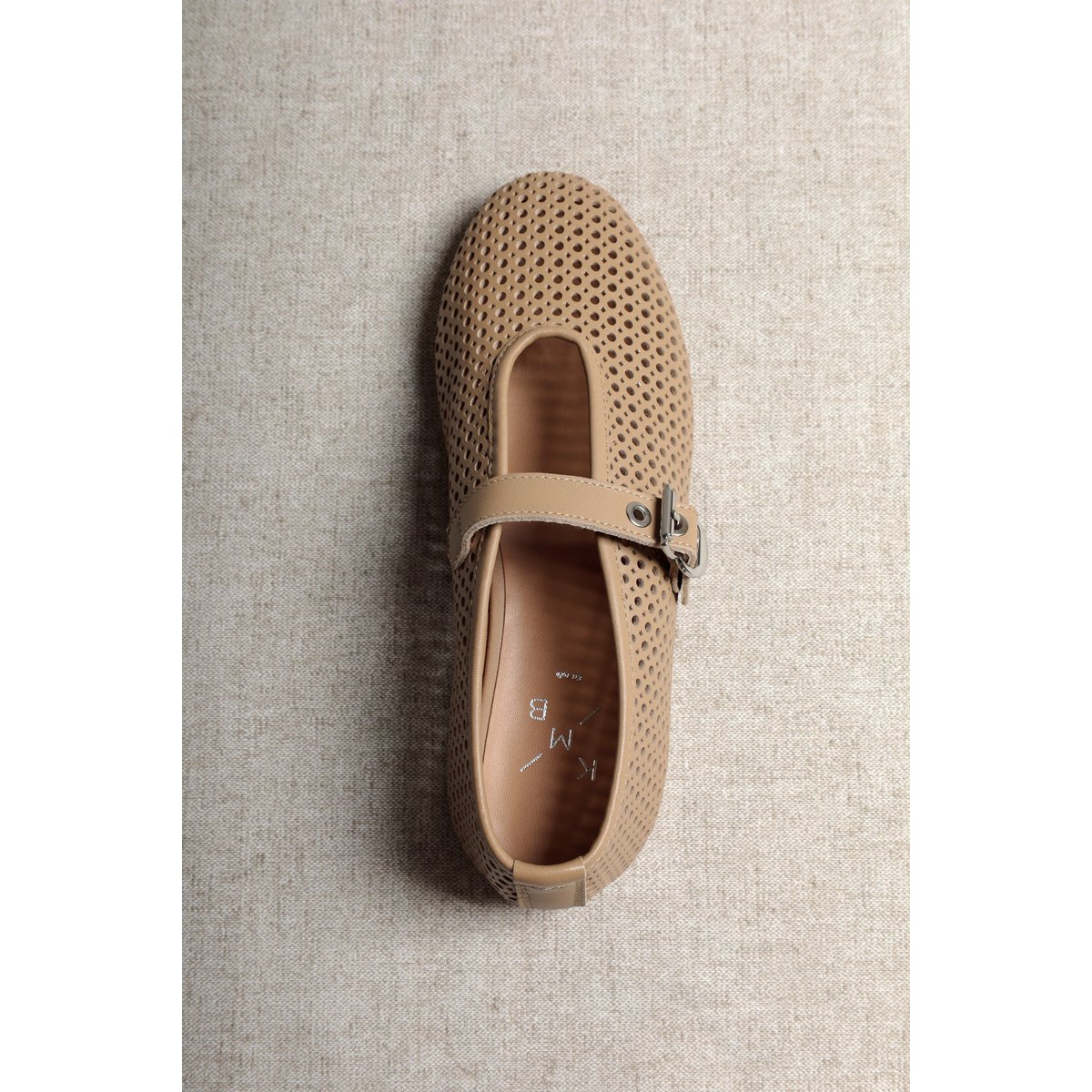 CARROLL CAMEL – Ballerinas aus perforiertem Leder mit Schnalle