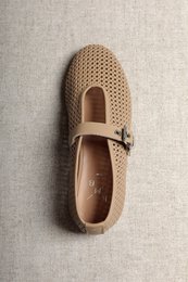 CARROLL CAMEL – Ballerinas aus perforiertem Leder mit Schnalle
