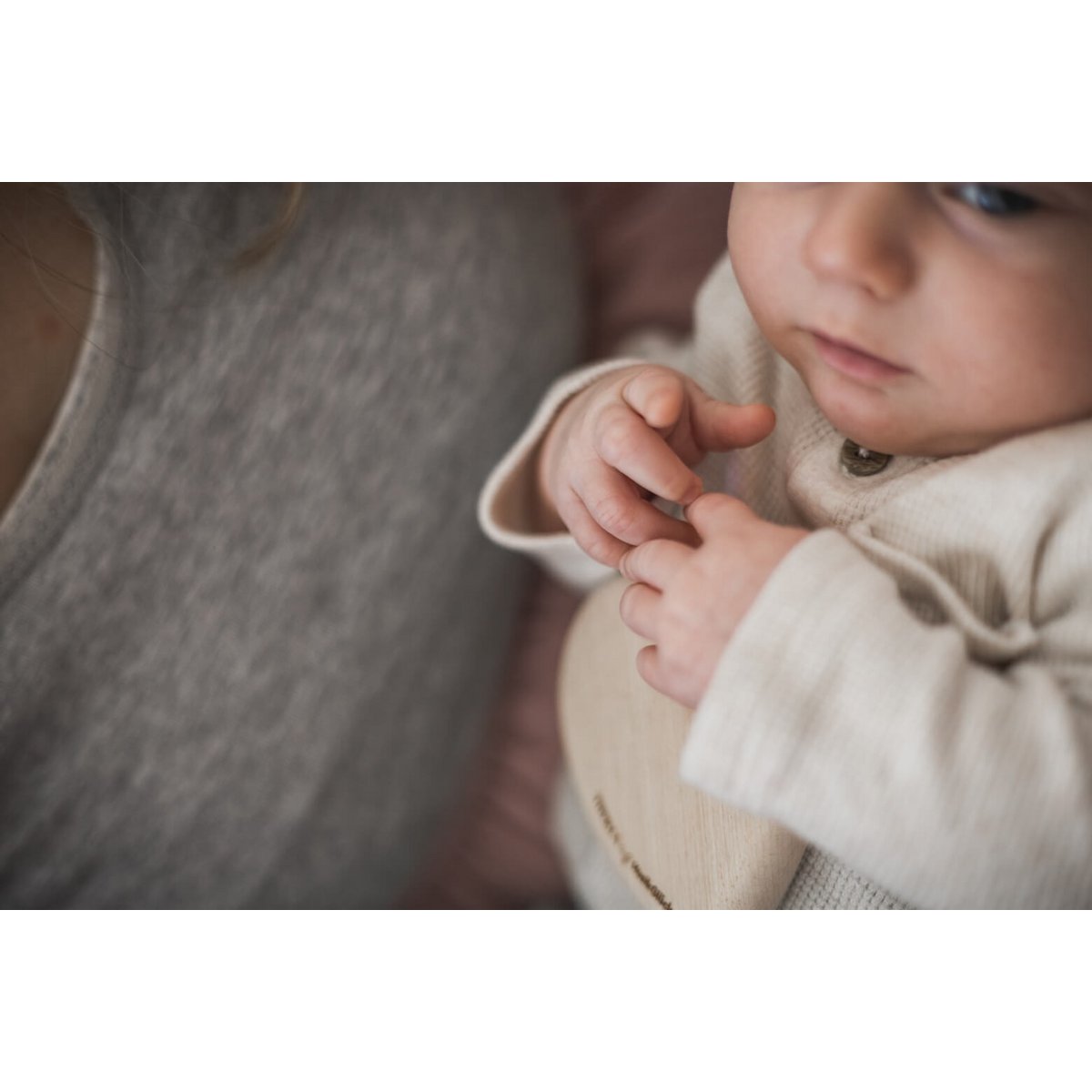 Juguete de agarre con sonajero para bebés “cerca del corazón” | sonajero de madera | Juguetes para bebés hechos con madera regional | sonajero bebe | Juguete sonoro a partir de 1 año | 100% Hecho en Alemania