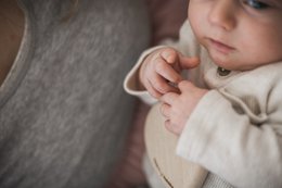Juguete de agarre con sonajero para bebés “cerca del corazón” | sonajero de madera | Juguetes para bebés hechos con madera regional | sonajero bebe | Juguete sonoro a partir de 1 año | 100% Hecho en Alemania