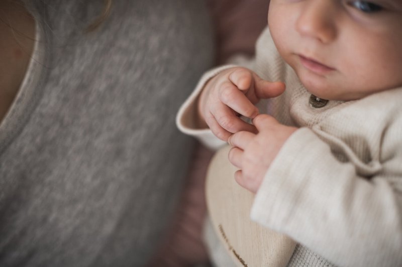Baby rangle gribe legetøj "tæt på hjertet" | træ rangle | Babylegetøj lavet af egnstræ | baby rangle | Lydlegetøj fra 1 år | 100% lavet i Tyskland