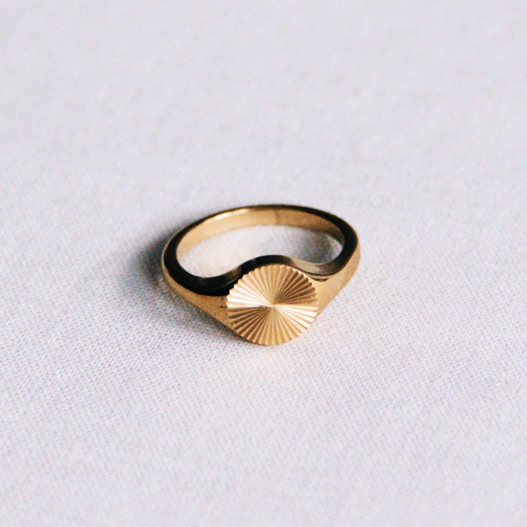 Roestvrijstalen ring met gedecoreerde print - goud