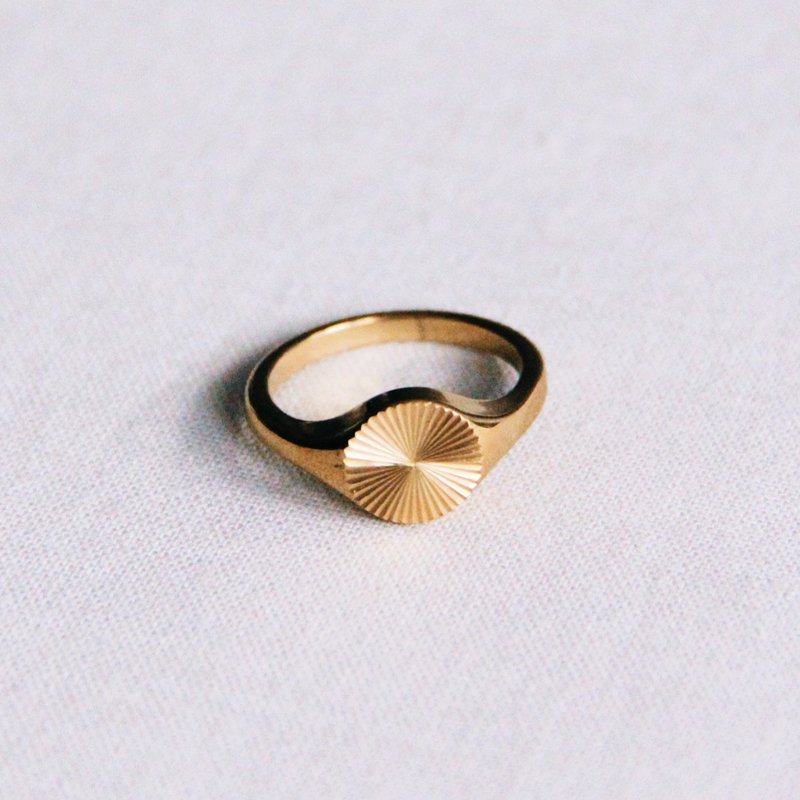 Roestvrijstalen ring met gedecoreerde print - goud