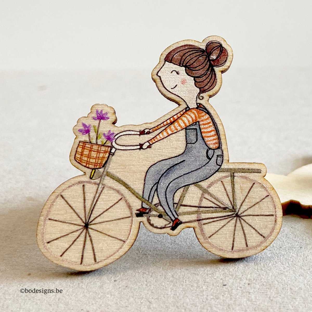Spilla in legno - Luna in bicicletta