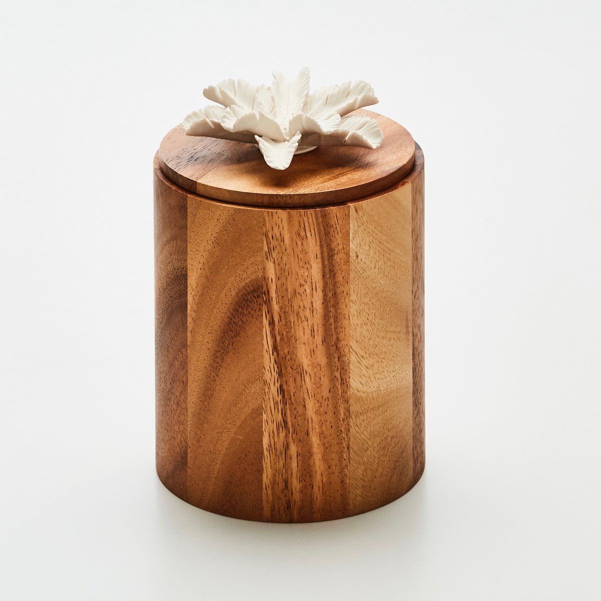 Holzkiste und Porzellanblume. TIBU-L