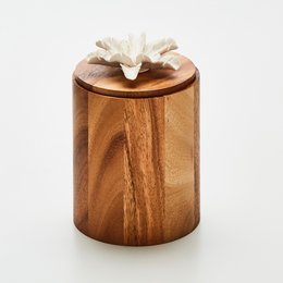 Holzkiste und Porzellanblume. TIBU-L